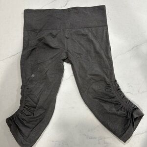 Lululemon GRAY size 6 In the Flow crop capri legging with ruched leg detail